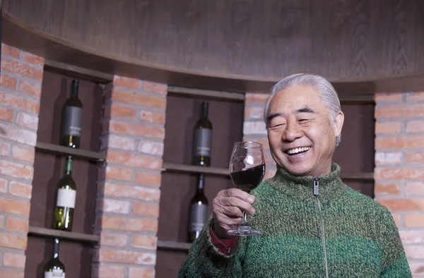 Uomo anziano Holding Bicchiere da vino — Foto Stock