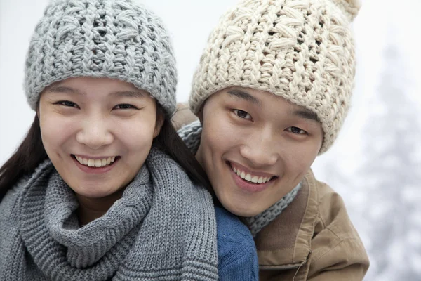 Paar im Schnee — Stockfoto