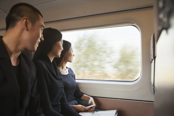 Amis regardant par la fenêtre du train — Photo