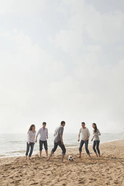 Amigos jugando al fútbol en la playa —  Fotos de Stock