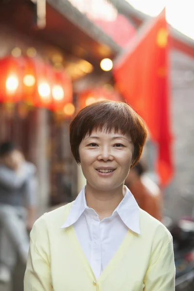 Mature Woman In Houhai — Stock Photo, Image