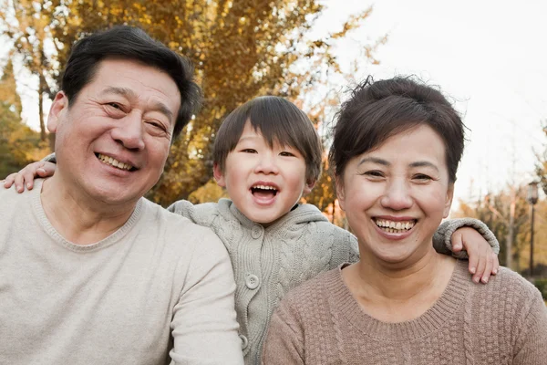 Grandparents and Grandson in the Park — Stock Photo, Image