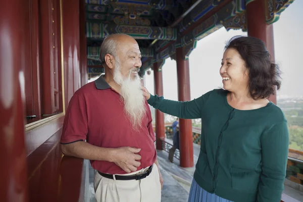 Pareja de ancianos hablando en el parque Jing Shan — Foto de Stock