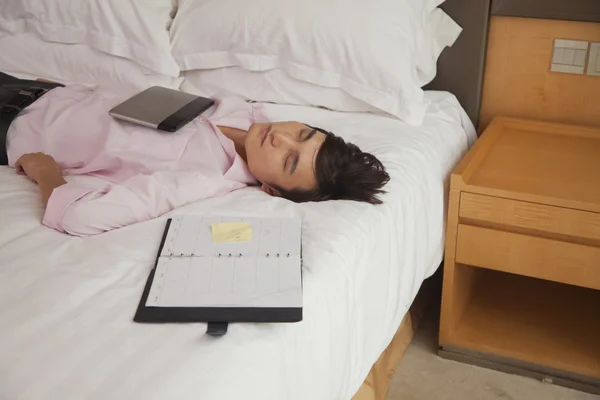 Yatağında uyuyan overworked işadamı — Stok fotoğraf