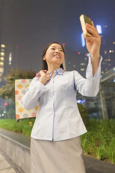 Donna d'affari che scatta una foto — Foto Stock