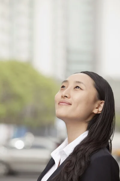 东张西望的女商人 — 图库照片