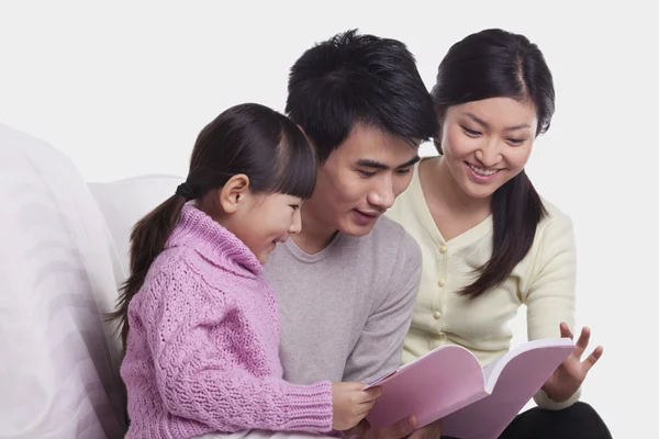 Familie lezen op de Bank — Stockfoto