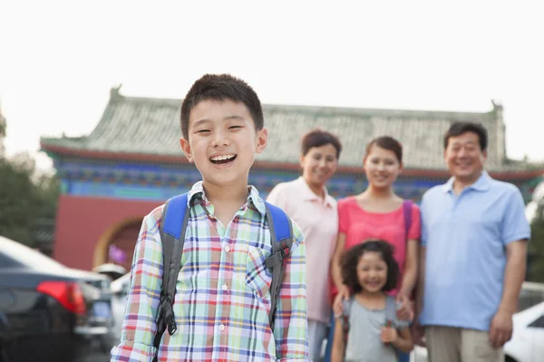 Jongen met zijn familie in de achtergrond — Stockfoto