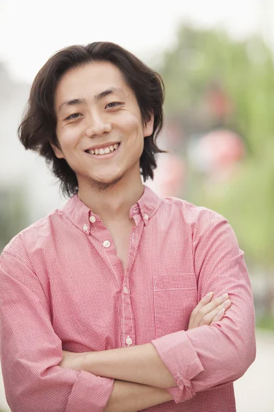 Mann mit langen Haaren in nanluoguxiang — Stockfoto