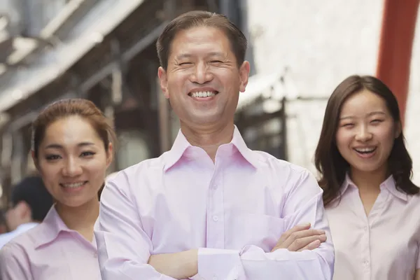 Gut gekleidete Menschen in einer Reihe — Stockfoto