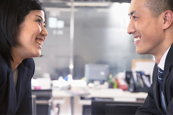 Deux hommes d'affaires souriants — Photo