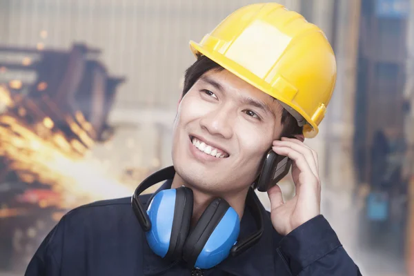 Ingeniero en el teléfono —  Fotos de Stock