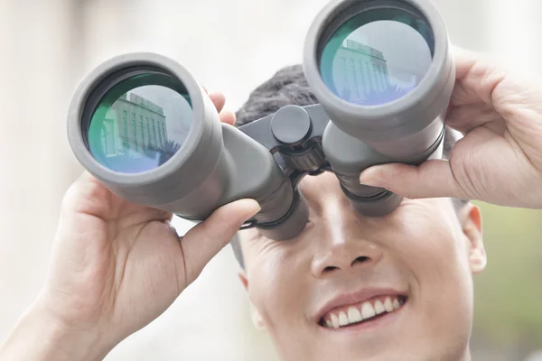 Businessman Using Binoculars — Stock Photo, Image