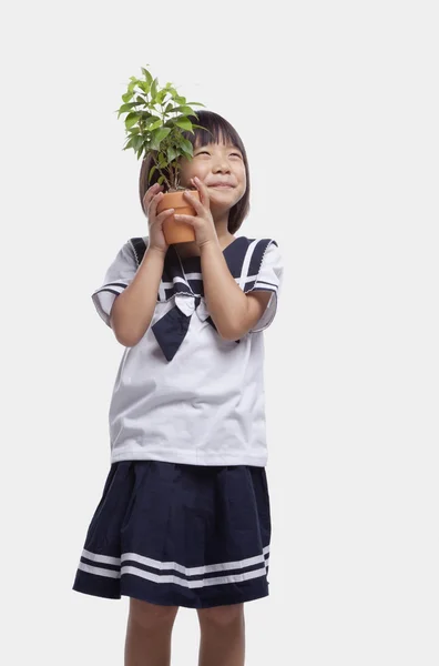 女孩拥抱盆栽的植物 — 图库照片
