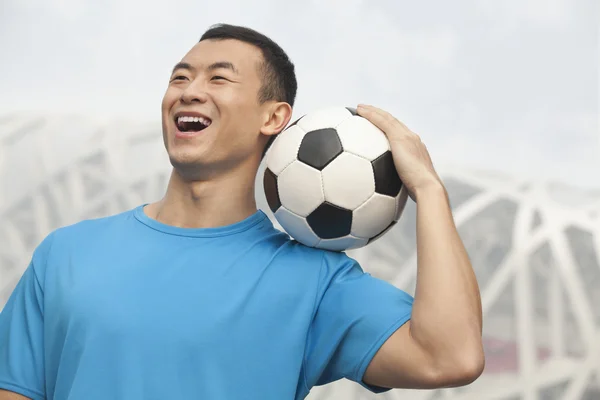 Uomo che tiene il pallone da calcio — Foto Stock