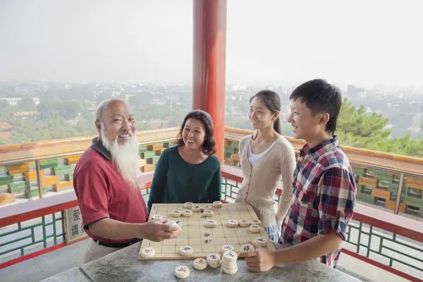 Chinese Family Playing Chinese Chess — Stock Photo, Image