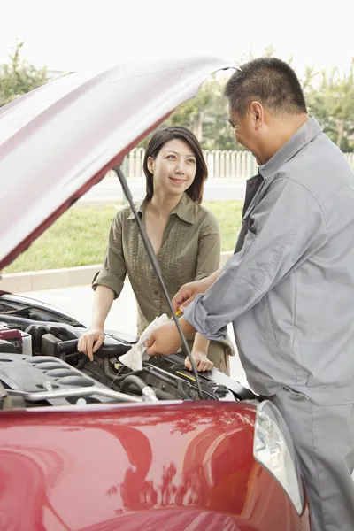 Woman and Mechanic Working on Car — Stock Photo, Image
