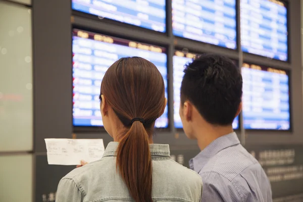 Two travelers at airport — Stock Photo, Image