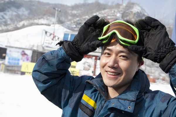 Glimlachende man in skiresort — Stockfoto