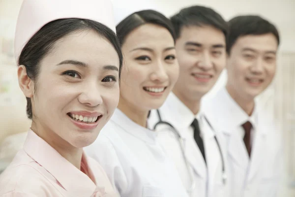 Pracowników opieki zdrowotnej, stojących w rzędzie — Zdjęcie stockowe