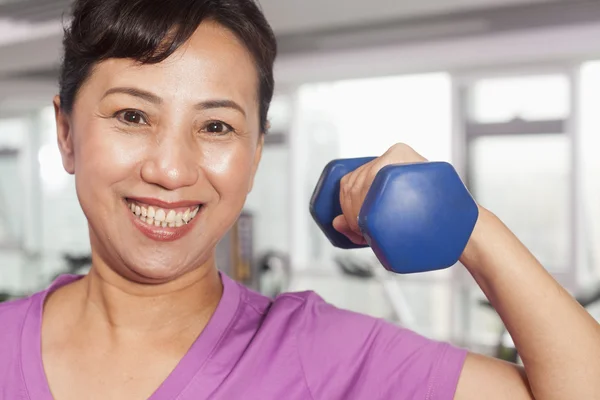 Mujer haciendo ejercicio con pesas — Foto de Stock