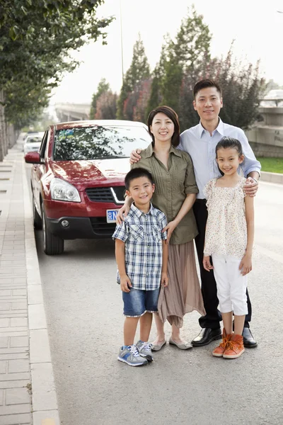 Familienporträt vor Auto am Straßenrand — Stockfoto