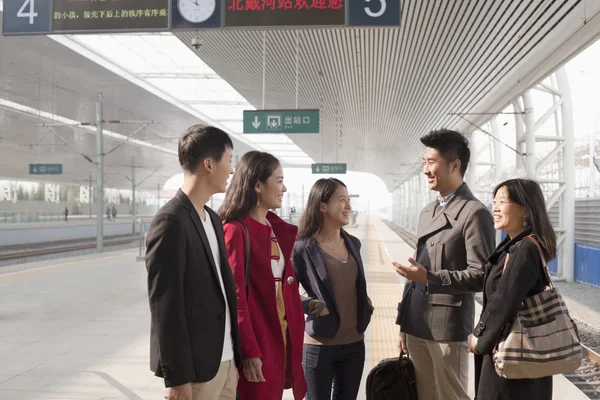 Ludzie rozmawiają na peron kolejowy — Zdjęcie stockowe