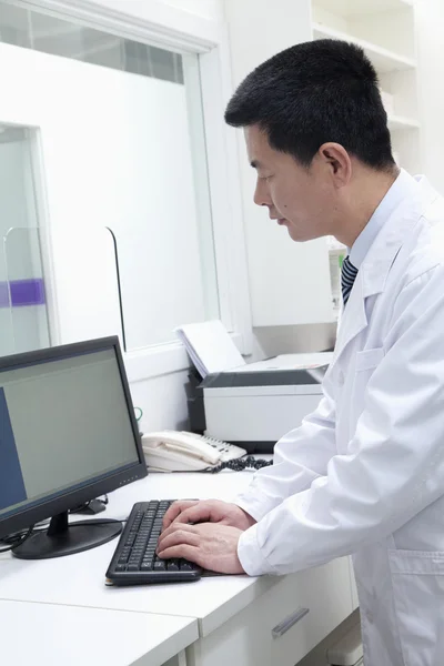 Male veterinarian using computer — Stock Photo, Image