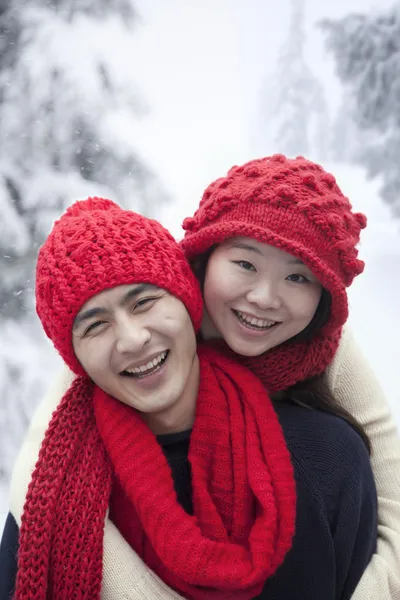 Paar im Schnee — Stockfoto