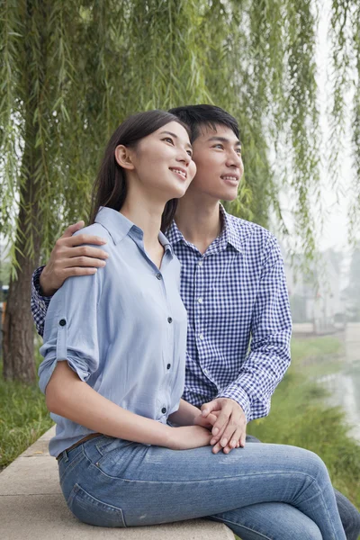 Couple Sitting by a Canal — Stock Photo, Image