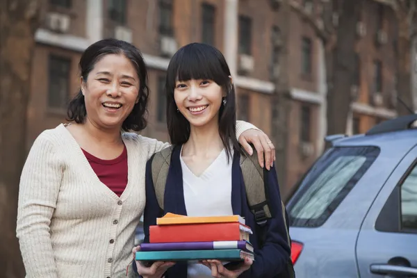 Retrato de madre e hija frente al dormitorio —  Fotos de Stock