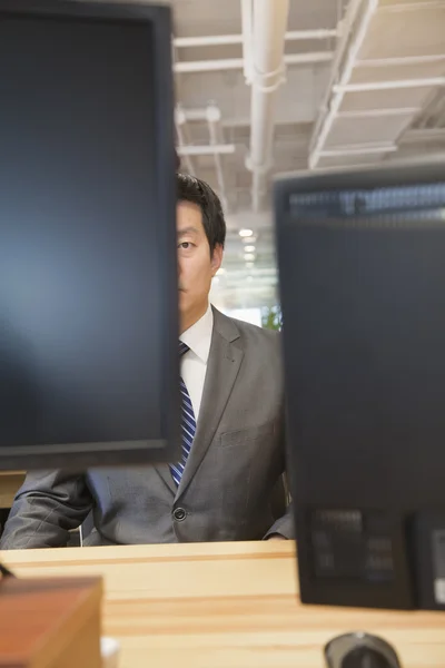 Empresário Olhando para o computador no escritório — Fotografia de Stock