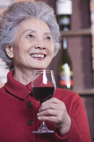 Senior Mulher Segurando Copo de Vinho — Fotografia de Stock