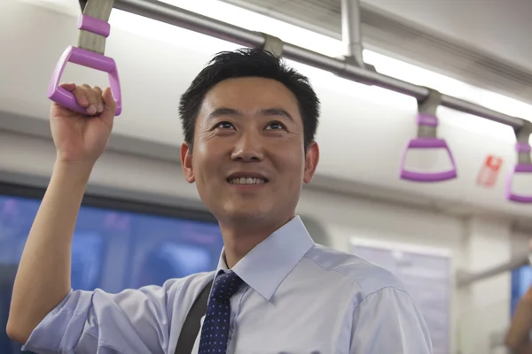 Empresário sorrindo no metrô — Fotografia de Stock