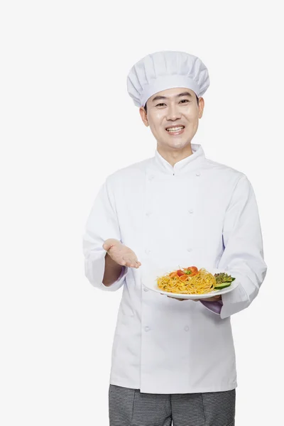 Chef che mostra il cibo preparato — Foto Stock