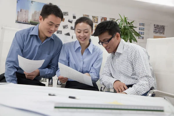 Coworkers discussing project in the office — Stock Photo, Image