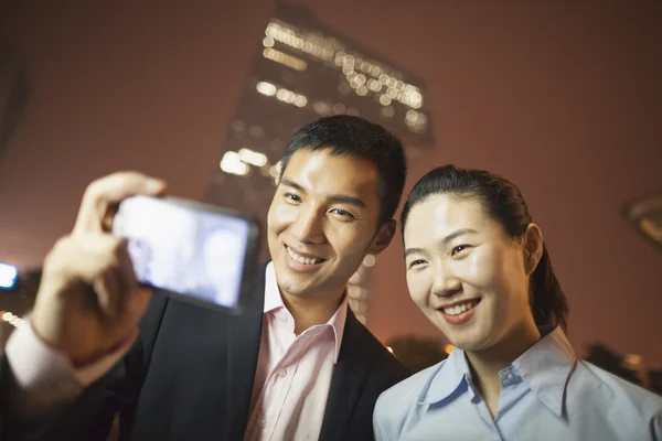 Pessoas de negócios tirando uma foto com o telefone — Fotografia de Stock
