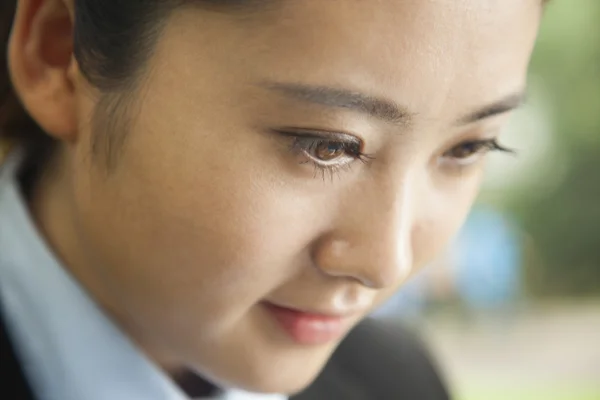 Rostro de joven empresaria — Foto de Stock