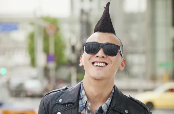 Uomo con punk Mohawk sorridente — Foto Stock