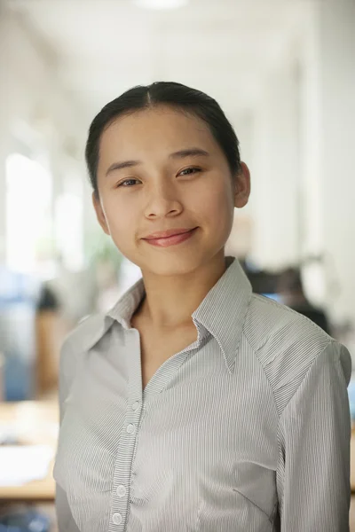 Mulher sorrindo no escritório — Fotografia de Stock