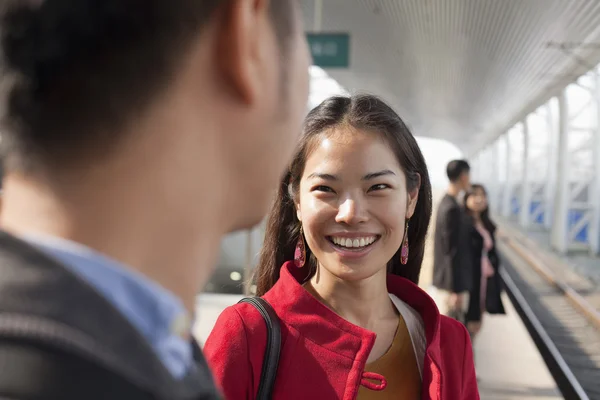 鉄道プラットフォーム上の男と話している女性 — ストック写真