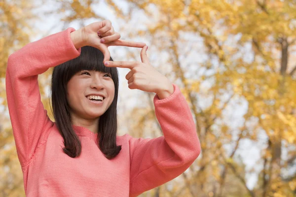 Woman framing with fingers — Stock Photo, Image