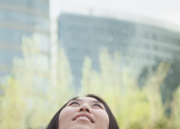 Vrouw die omhoog kijkt — Stockfoto