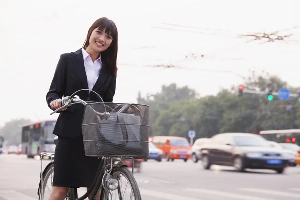 Zakenvrouw op de fiets — Stockfoto