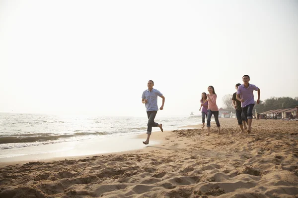 Vrienden draait op het strand — Stockfoto