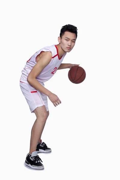 Pemain basket menggiring bola — Stok Foto