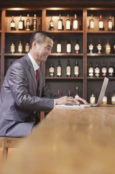 Uomo d'affari che lavora su laptop — Foto Stock