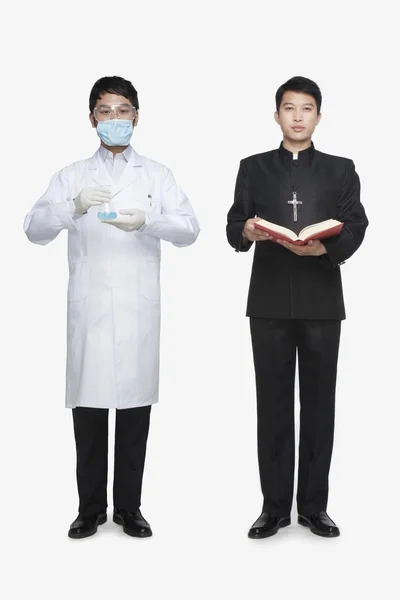 Priest and scientist — Stock Photo, Image