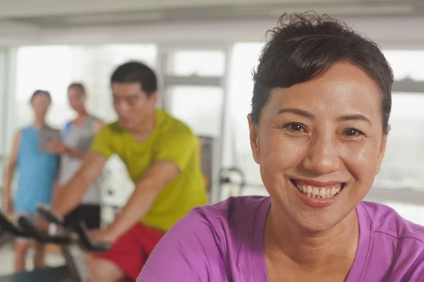 Femme faisant de l'exercice sur le vélo d'appartement — Photo