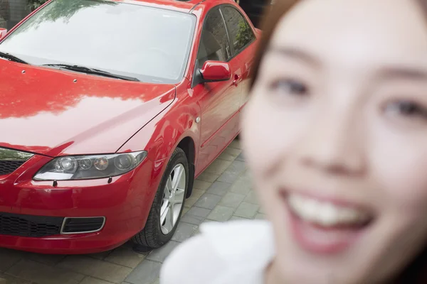 Mladá žena a její auto — Stock fotografie